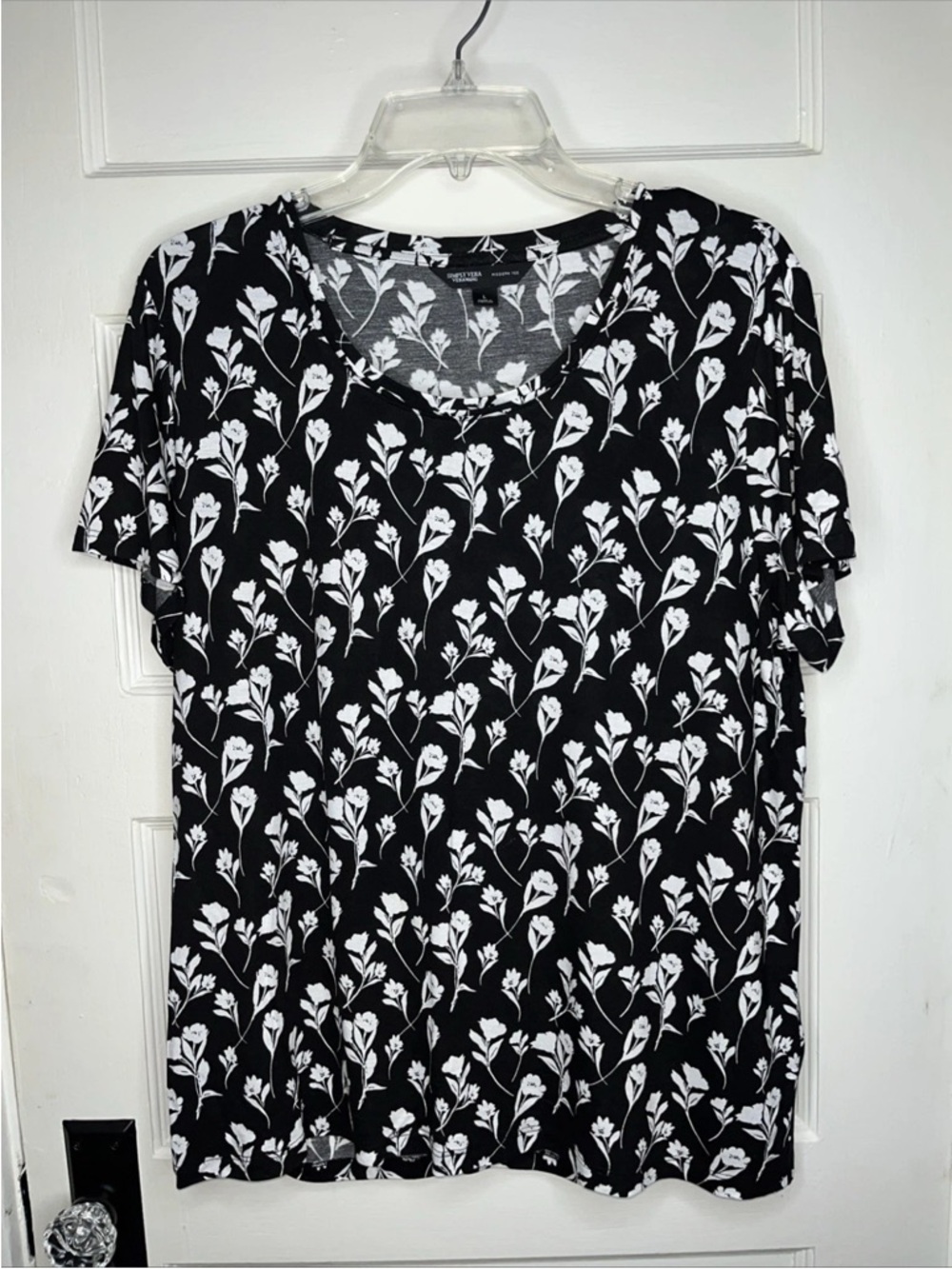 Women’s Shirt Size Large Vera Wang Modern Tee Black Short Sleeve Floral